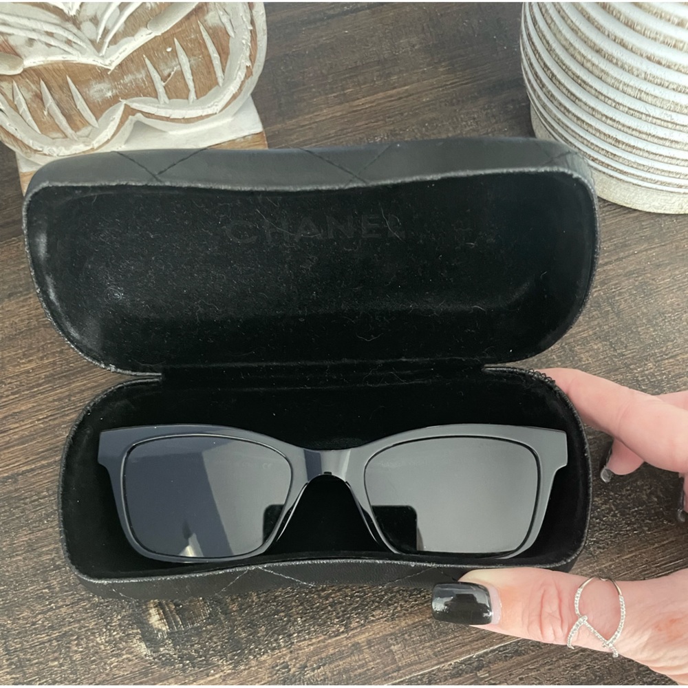 CHANEL Designer sunglass case hard black clamshell quilted leather // Ne…